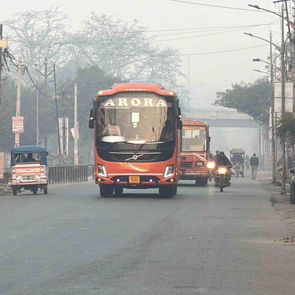 रामपुर में कोहरा छंटा, यातायात सामान्य हुआ:पहाड़ों की बर्फबारी से बढ़ी गलन ने बढ़ाईं मुश्किलें