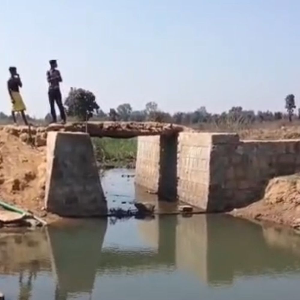 दस माह बाद भी अधूरी पुलिया:27 लाख रुपये से हो रहा निर्माण अधूरा, ग्रामीणों में बढ़ रही नाराजगी