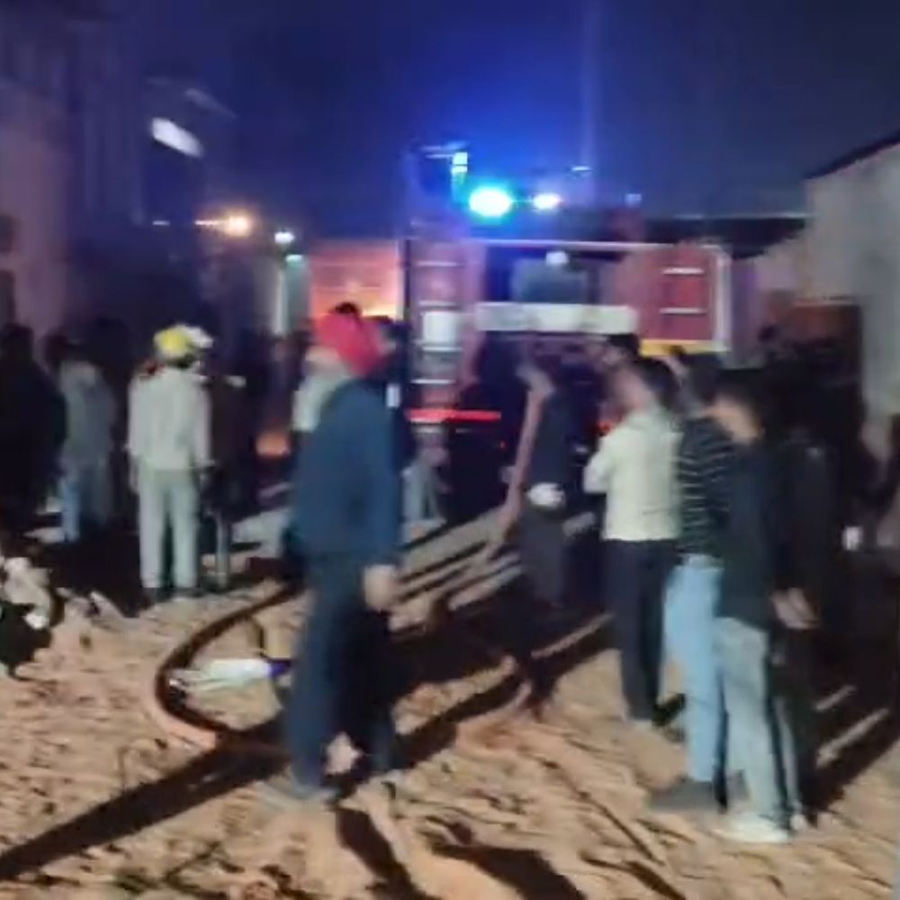 फिरोजाबाद में ट्रांसफार्मर के नीचे लगी आग:इंडस्ट्रियल एरिया में बड़ा हादसा टला, अफरातफरी मची