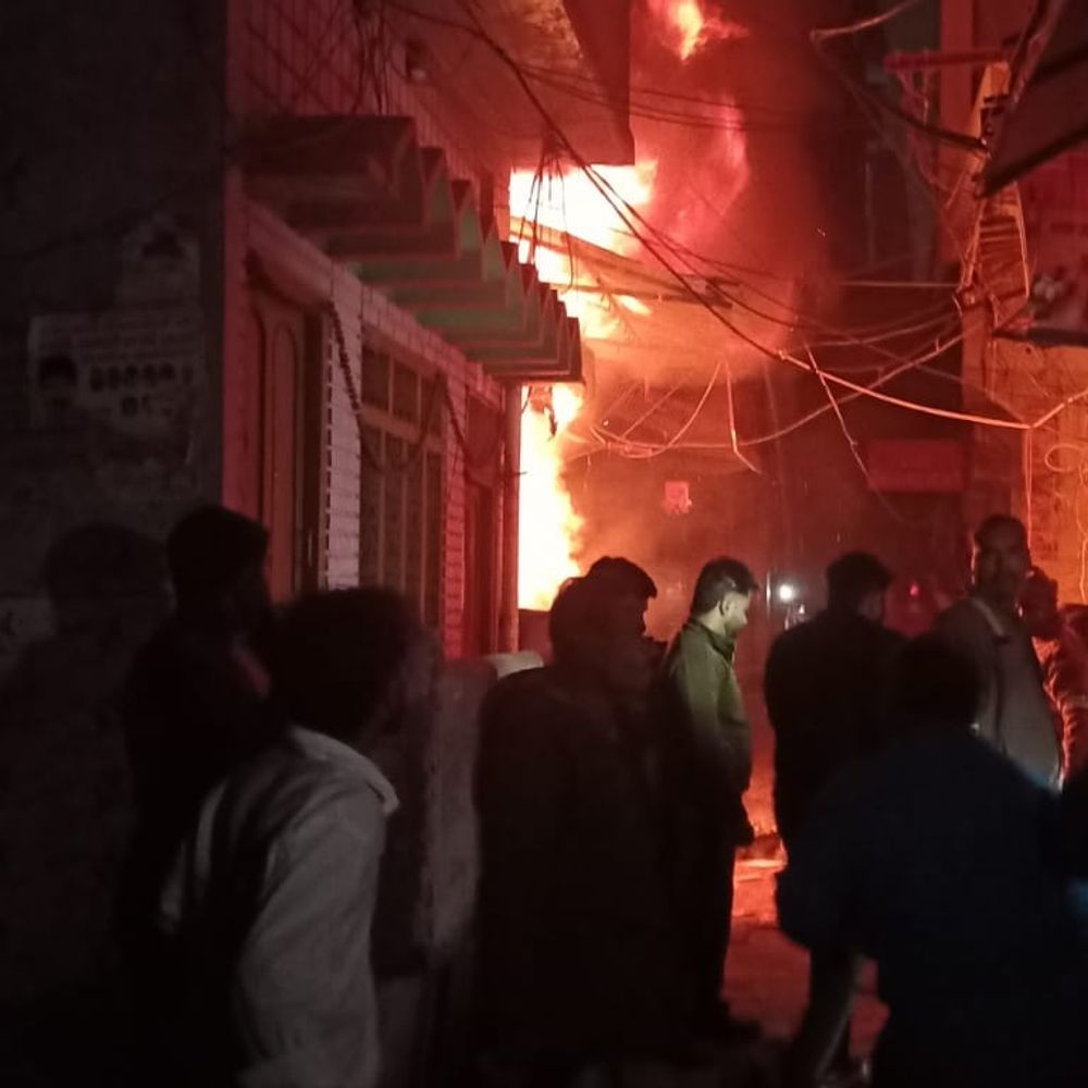 लखनऊ में किराना स्टोर में लगी आग:सामान जलकर राख, फायर ब्रिगेड की गाड़ी ने 30 मिनट की मशक्कत के बाद बुझाई आग