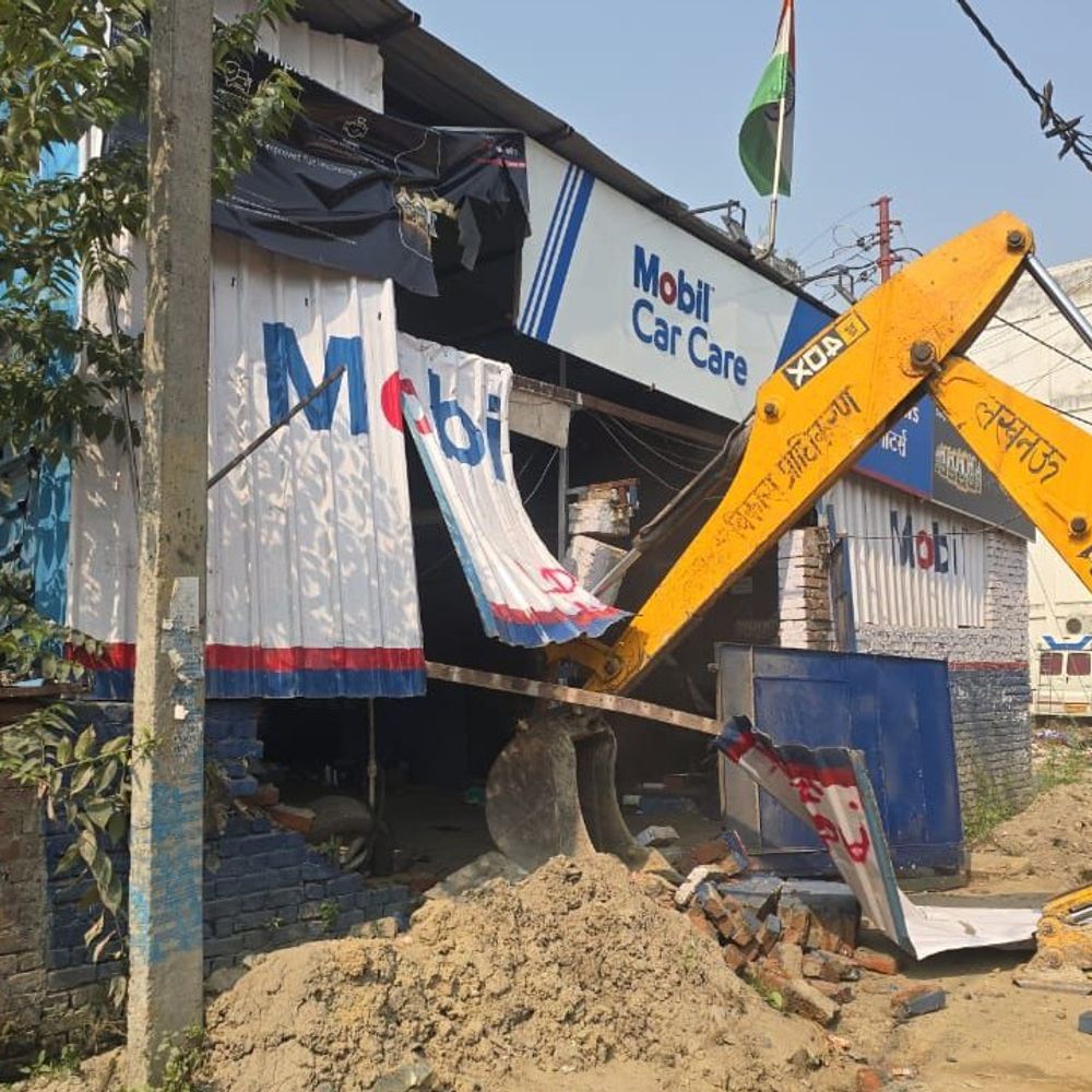 लखनऊ के सुशांत गोल्फ सिटी में 20 बीघा प्लाटिंग ध्वस्त:गोमती नगर विस्तार में 6 कार वर्कशॉप ध्वस्त, चौक-राजाबाजार में 2 निर्माण सील