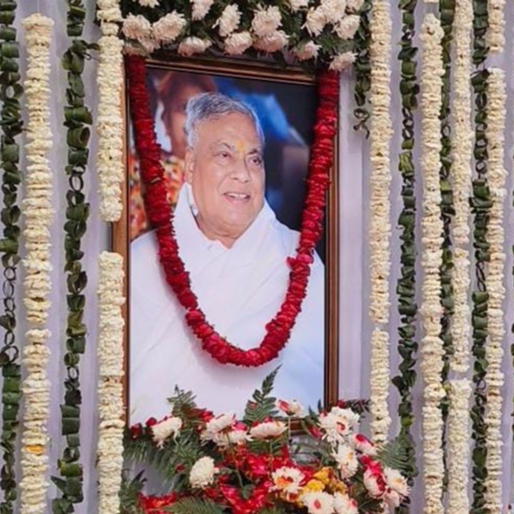 याद आए 'दिनेश बहादुर', डीएम बंगले पर उमड़ा पूरा शहर:प्रशासनिक अधिकारियों और गणमान्य नागरिकों ने पूर्व पीसीएस अफसर दिनेश बहादुर सिंह को दी भावभीनी पुष्पांजलि