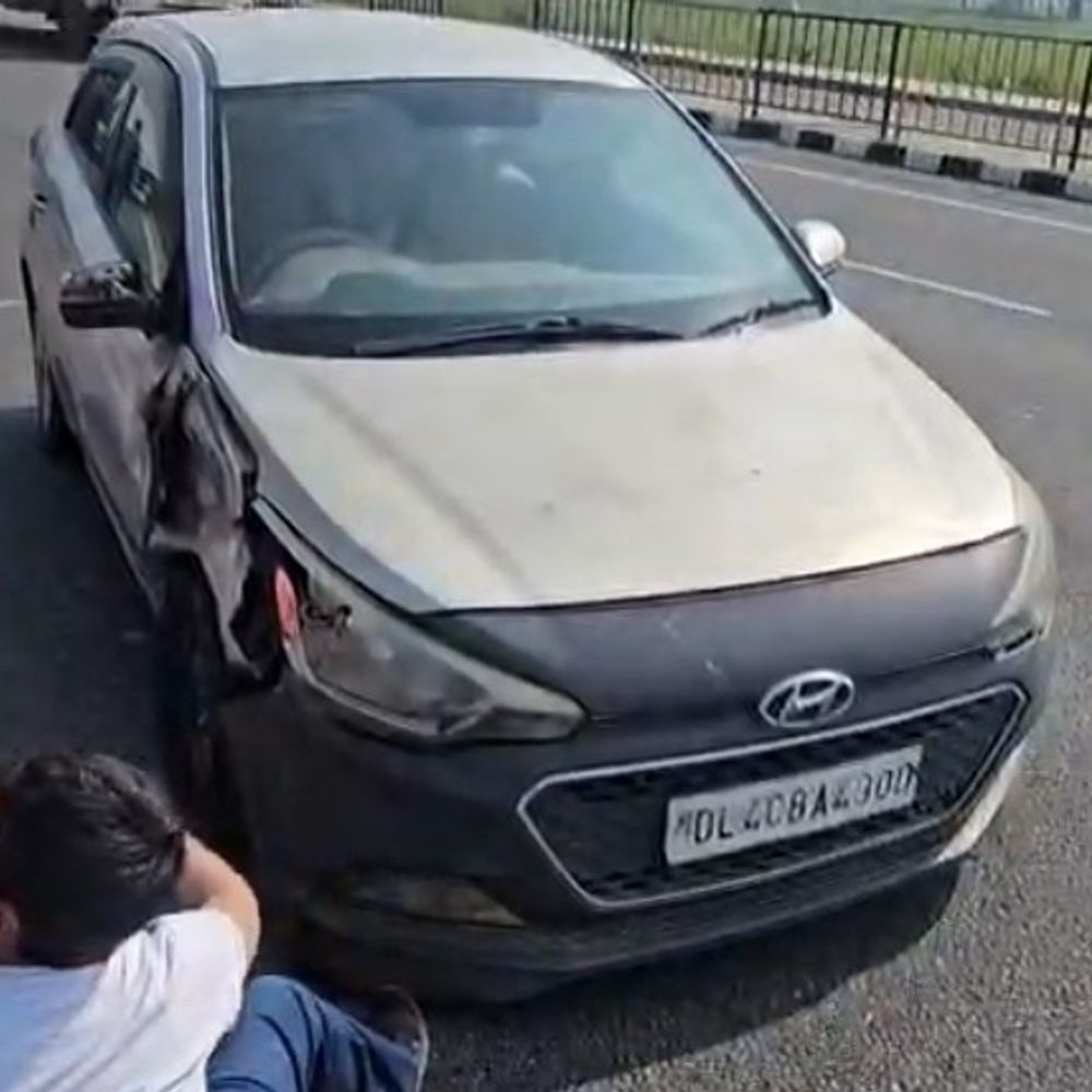 हापुड़ में टायर फटने से तीन वाहन टकराए:बेकाबू कार ने मारी टक्कर, दिल्ली-लखनऊ हाईवे पर बड़ा हादसा टला