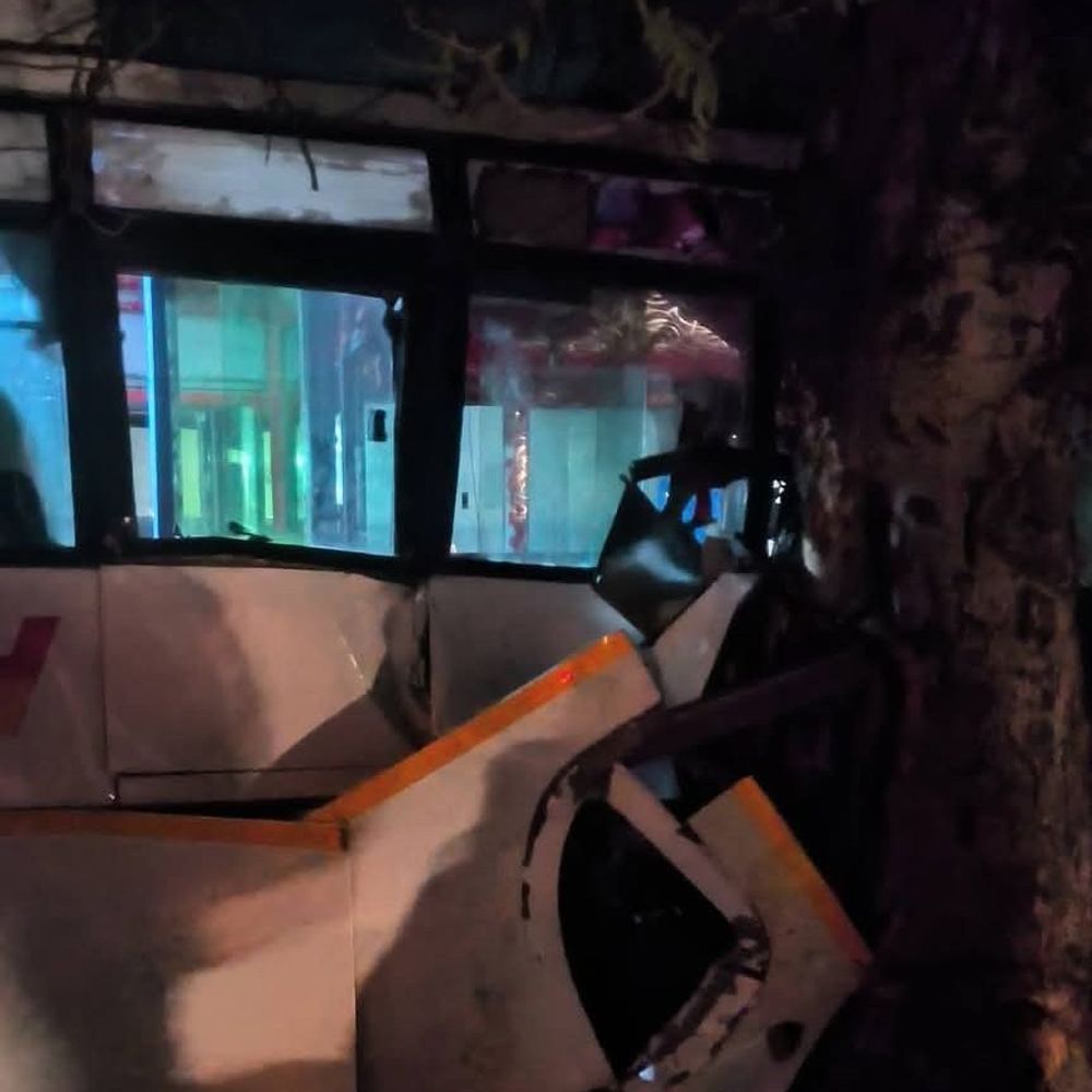 कुशीनगर में तेज रफ्तार बस बेकाबू होकर पेड़ से टकराई:दुदही से नेपाल जा रहे थे बस सवार, चालक पर लगाया लापरवाही का आरोप; जांच शुरू