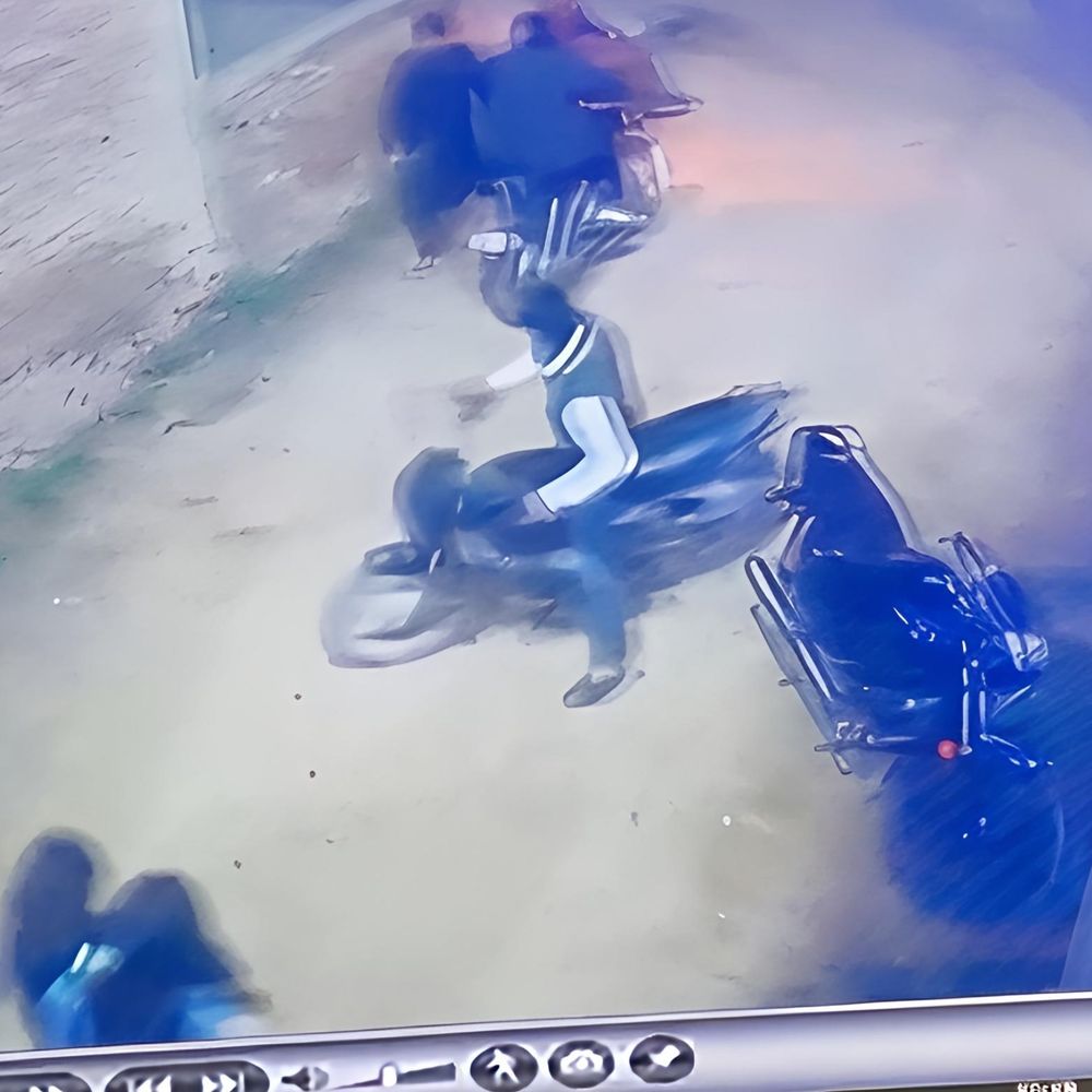 चलती राह बाइक चुराने वाला CCTV में कैद:मैनपुरी में मैरिज होम के बाहर से मिनटों में बाइक गायब