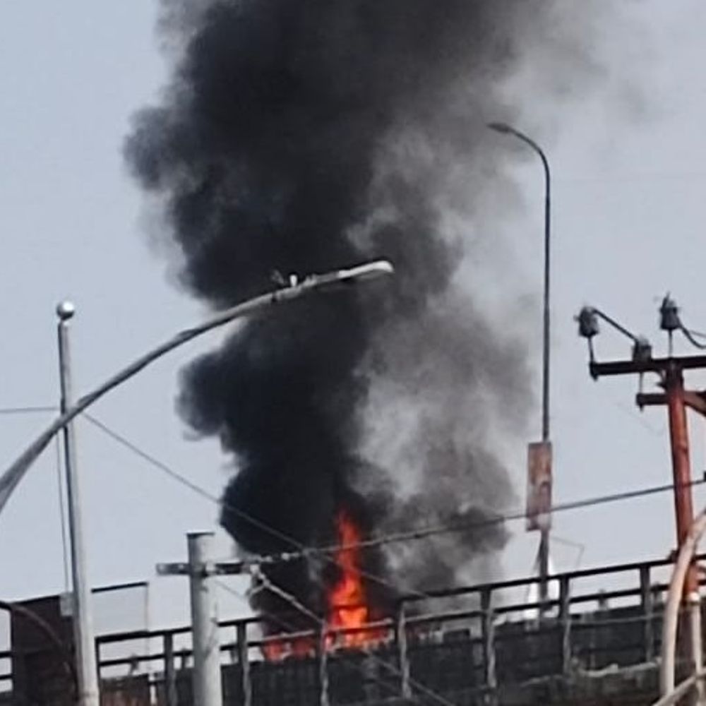 देवा ओवरब्रिज पर चलती कार में लगी आग:शॉर्ट सर्किट से धू-धू कर जली, यात्री बाल-बाल बचे