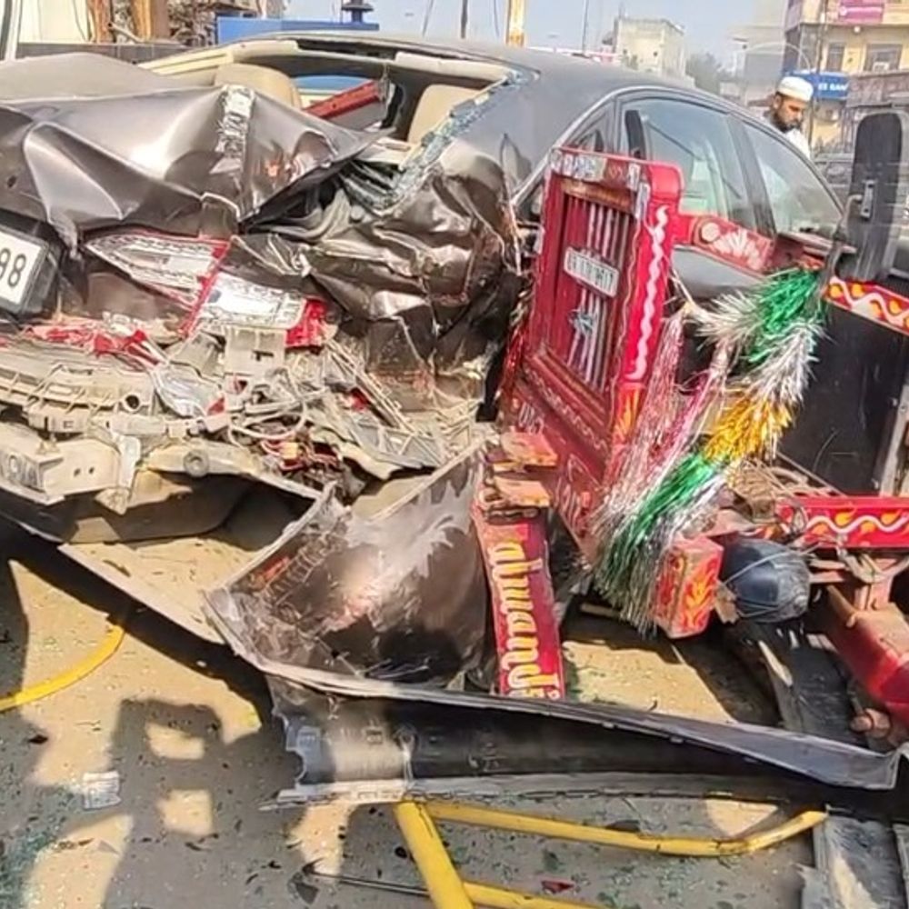 बागपत हाईवे पर ट्रैक्टर-ट्रॉली ने दो कारों को टक्कर मारी:भाजपा नेता की कार क्षतिग्रस्त, चालक फरार; पुलिस जांच में जुटी