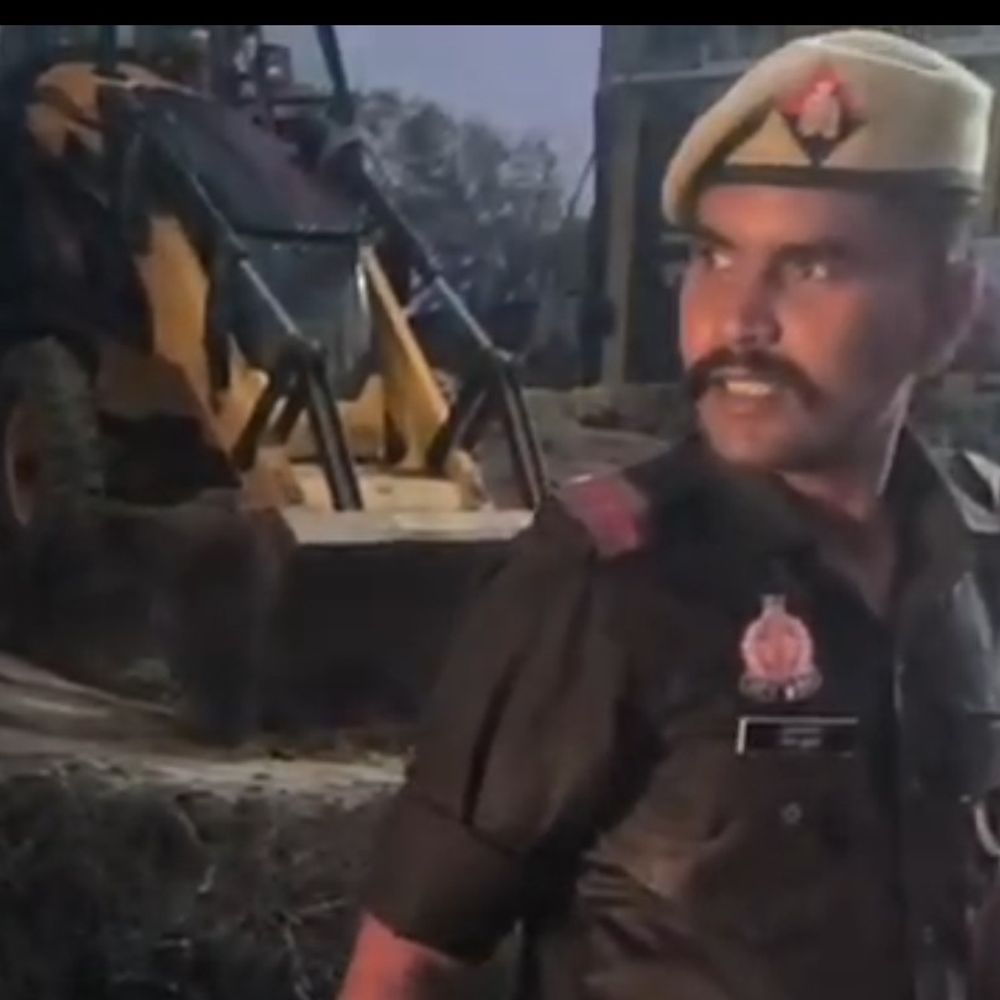 खेलते समय पानी से भरे गड्ढे में गिरा मासूम:कासगंज में रिक्रूट आरक्षी ने कूदकर बचाई जान