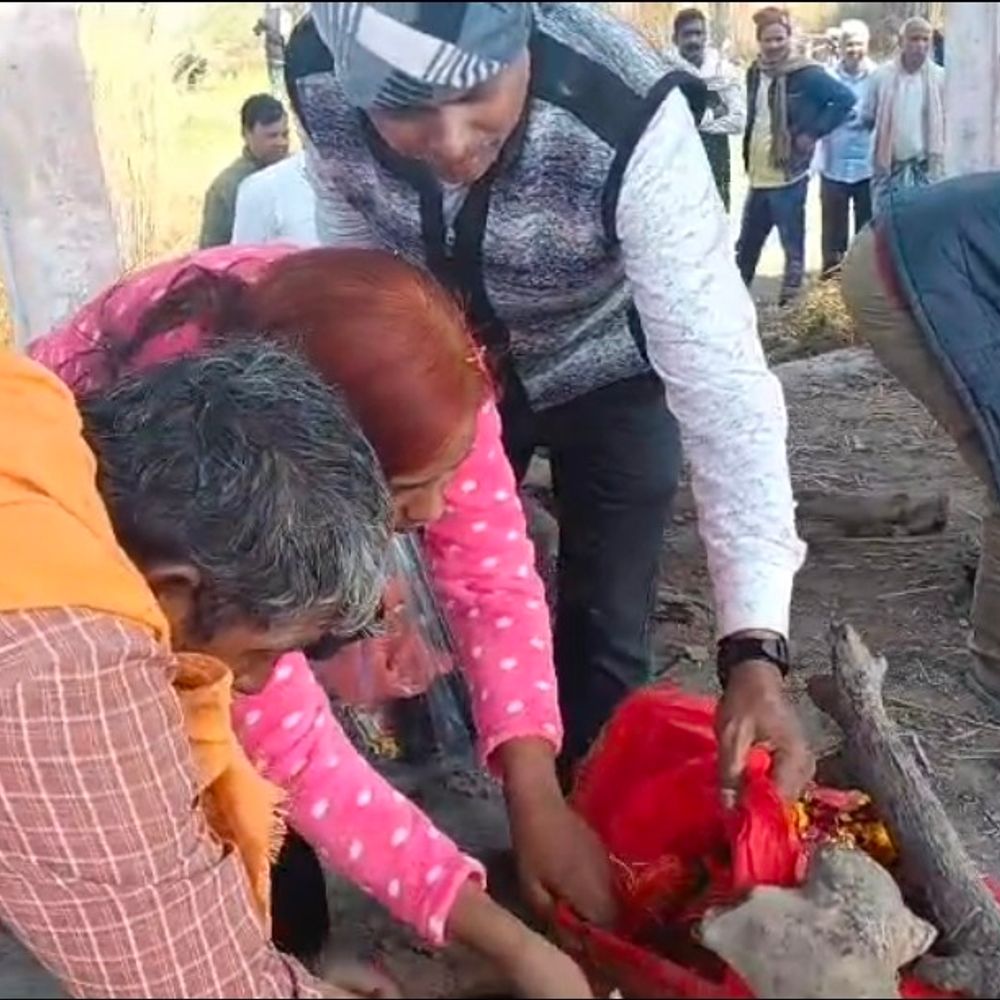 बलिया में मां की मौत, डॉक्टर बेटी ने दिया कंधा:छोटी बेटी ने मुखाग्नि देकर पिंडदान किया, परिवार में कोई बेटा नहीं