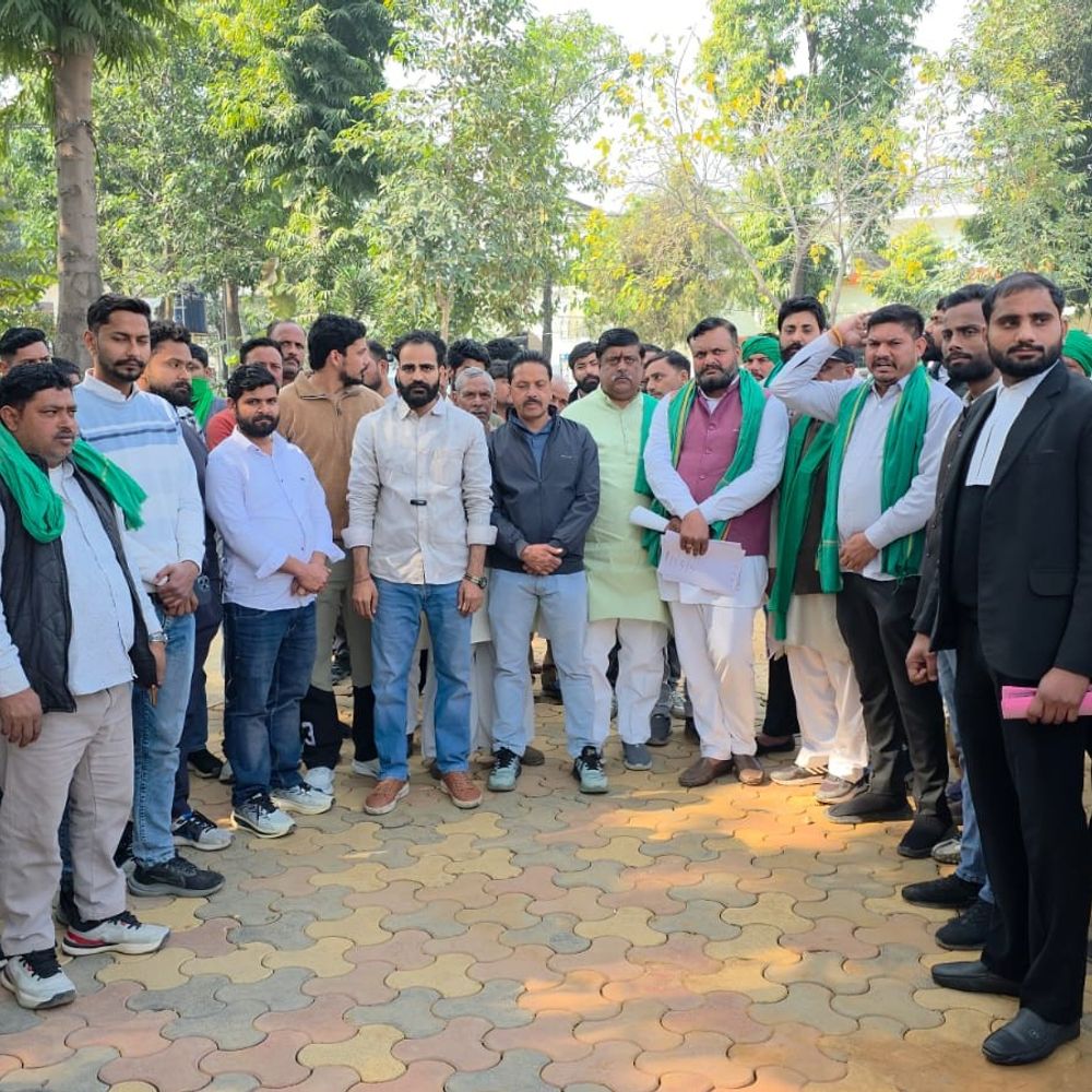 किसान संगठन ने डीएम को ज्ञापन दिया:झूठे मुकदमे वापस न होने पर 26 फरवरी से धरने की चेतावनी