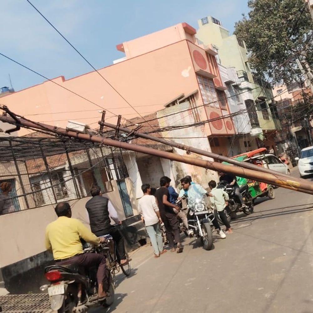 बजरिया मार्ग पर झुके खड़े हैं बिजली पोल:बीते सोमवार को गिर चुका है एक खंभा, लोगों को सताता रहता है डर