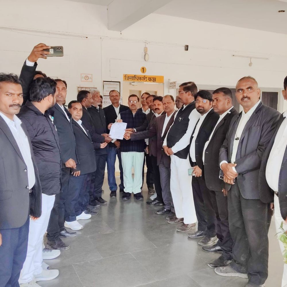 यूजीसी बिल लागू करने को वकीलों का प्रदर्शन:सोनभद्र में राष्ट्रपति को संबोधित ज्ञापन जिलाधिकारी को सौंपा