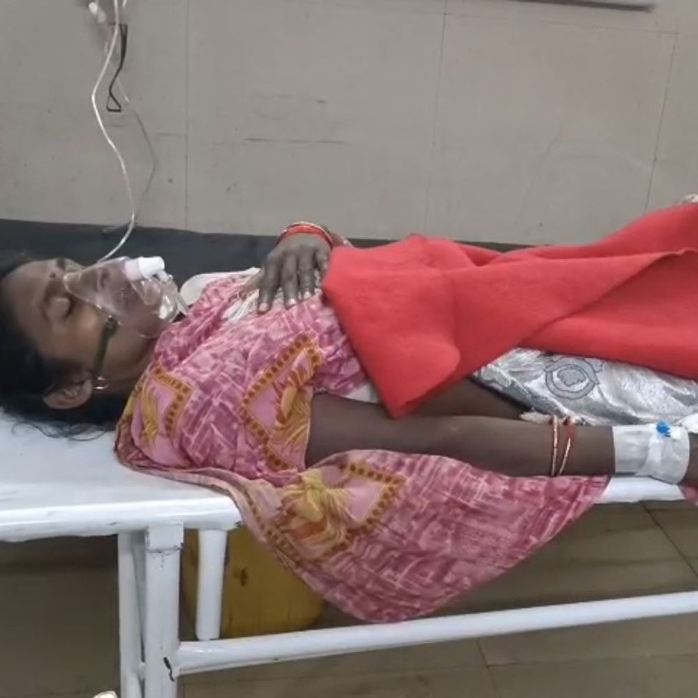 जमीन विवाद में महिला को पीटा:परिवार के ही 4 लोगों ने घर में घुसकर लात-घूंसों से मारा, अस्पताल में भर्ती