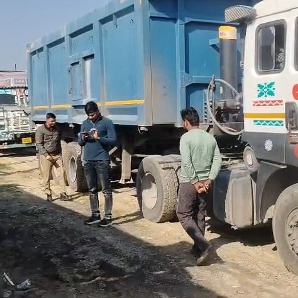 उन्नाव में 24 ट्रकों का चालान:ओवरलोडिंग पर खनन विभाग ने शिकंजा कसा, लाखो का राजस्व वसूला