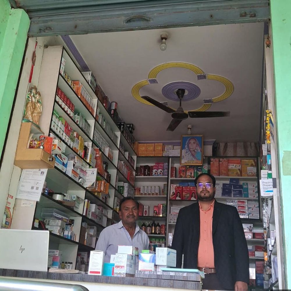 जौनपुर में नशीली दवाओं के कारोबार में मेडिकल एजेंसी सील:रिकॉर्ड में हेराफेरी, तीन दवाओं के सैंपल जांच को भेजे