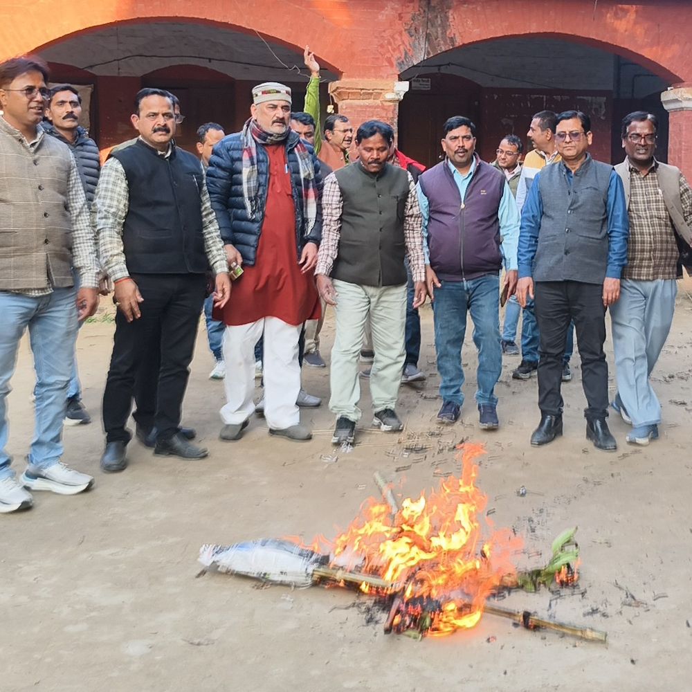 शिक्षकों ने बीएसए कार्यालय पर किया प्रदर्शन:शिक्षा राज्यमंत्री के बयान के विरोध में पुतला फूंका, टीईटी अनिवार्यता पर नाराजगी