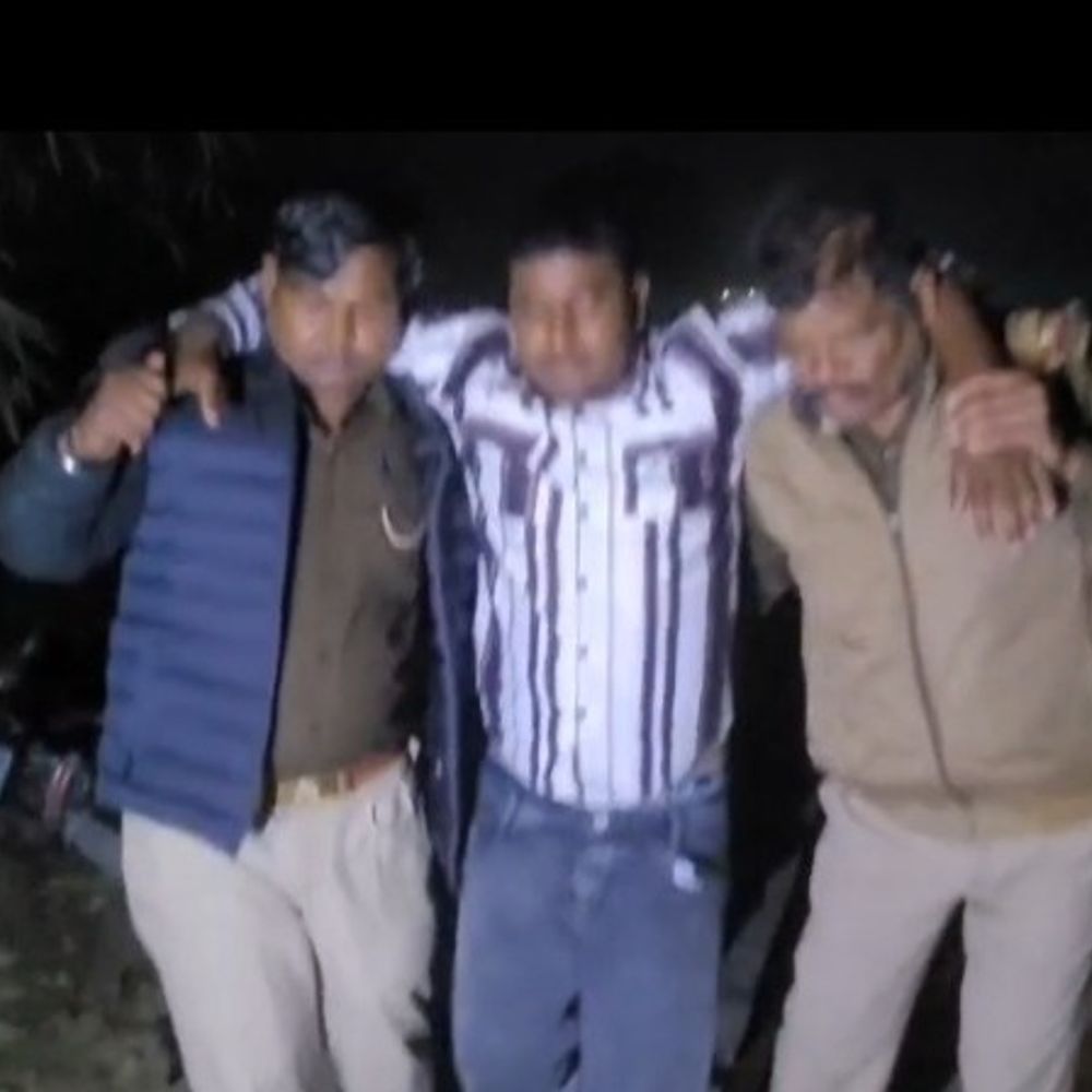 भदोही में पुलिस मुठभेड़ में 5000 का इनामी गिरफ्तार:पैर में लगी गोली, कई जिलों में दर्ज हैं मुकदमे, तमंचा बरामद