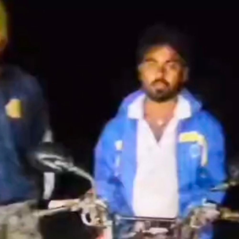 अंतरजिला तस्कर गिरफ्तार, 24 बोतल विदेशी शराब जब्त:नवादा से शेखपुरा ला रहा था खेप, बाइक भी जब्त