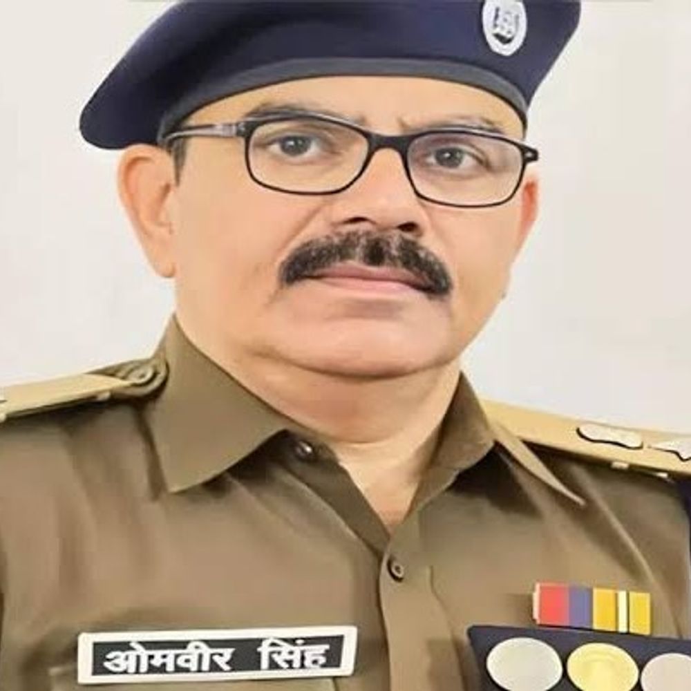 बलिया एसपी ने 6 उपनिरीक्षकों का किया तबादला:बृजेश सिंह चितबड़ागांव थानाध्यक्ष नियुक्त, दो चौकी प्रभारी लाइन हाजिर