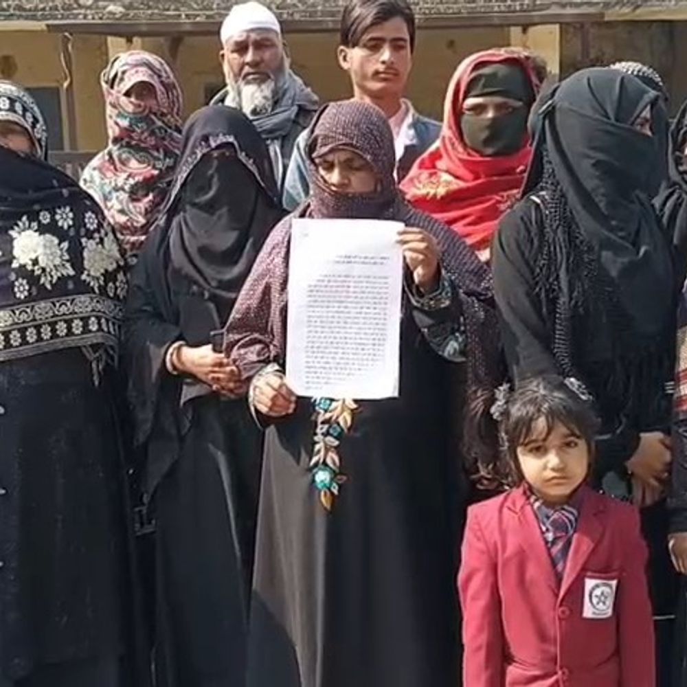 घर में घुसकर मारपीट का आरोप:सिंघावली अहीर में एक आरोपी गिरफ्तार, चार अन्य फरार; पुलिस जांच में जुटी