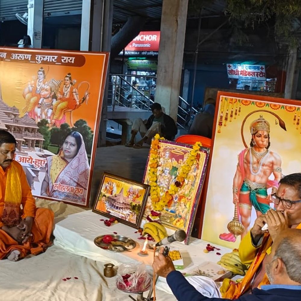 चिनहट में 'मंदिर चलो' अभियान, तीसरा हनुमान चालीसा पाठ:रामलीला मैदान में सैकड़ों श्रद्धालुओं ने किया सामूहिक पाठ
