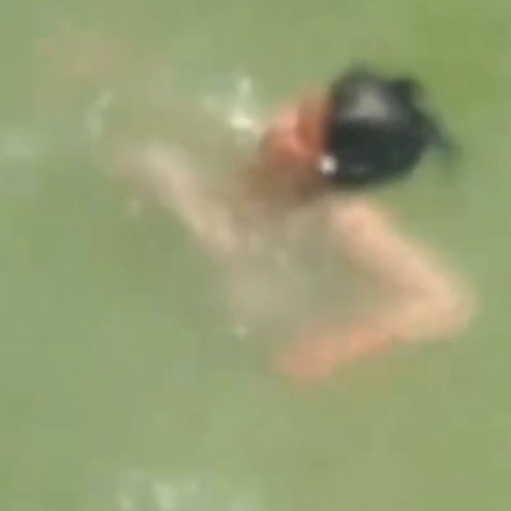 सरयू में डूब रही युवती को नाविकों ने बचाया, VIDEO:प्रेमी से नाराज होकर नदी में लगाई थी छलांग, पुलिस बोली- 6 महीने पुराना है मामला