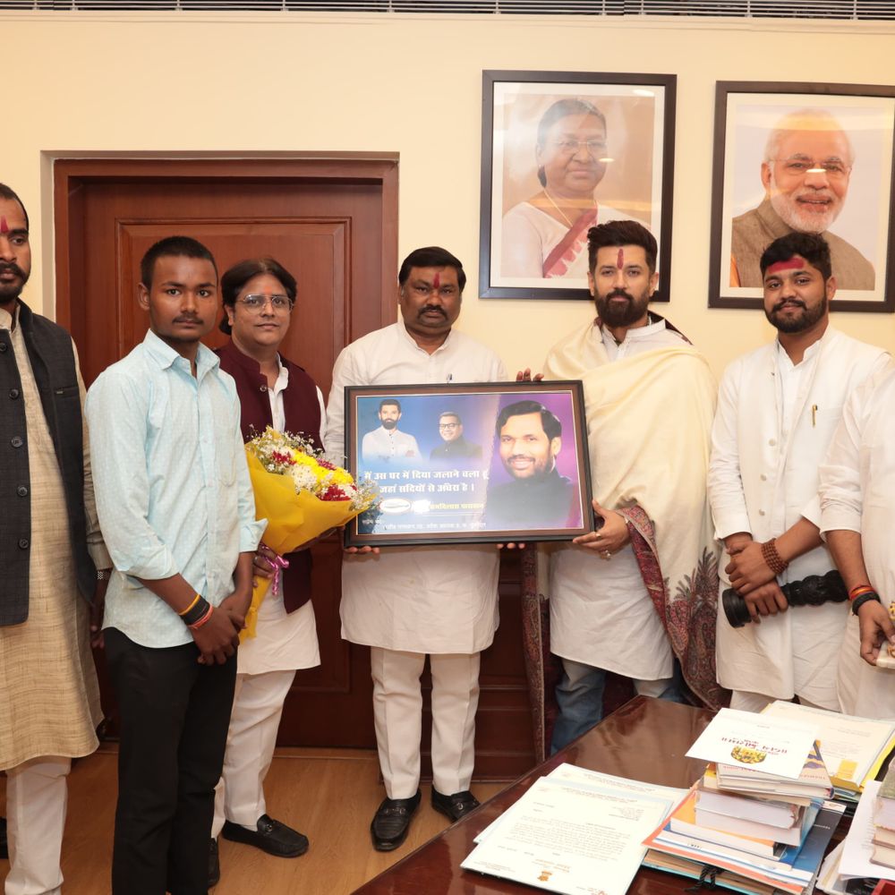 भदोही में मेडिकल कॉलेज की मांग को लेकर ज्ञापन:कमल तिवारी ने केंद्रीय मंत्री चिराग पासवान से की मुलाकात