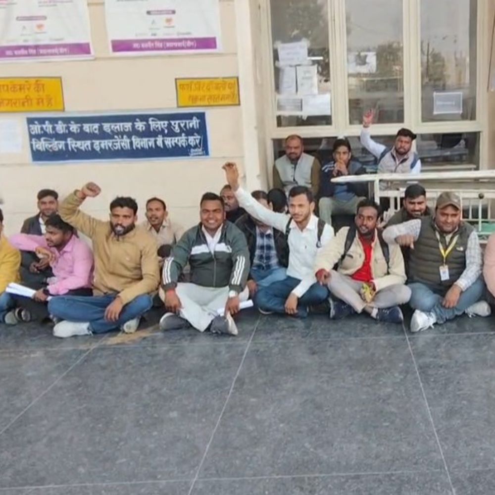 मेडिकल कॉलेज में आउटसोर्स कर्मचारियों ने प्रदर्शन किया:एक साल से नहीं मिला वेतन, नई एजेंसी में समायोजन की मांग की