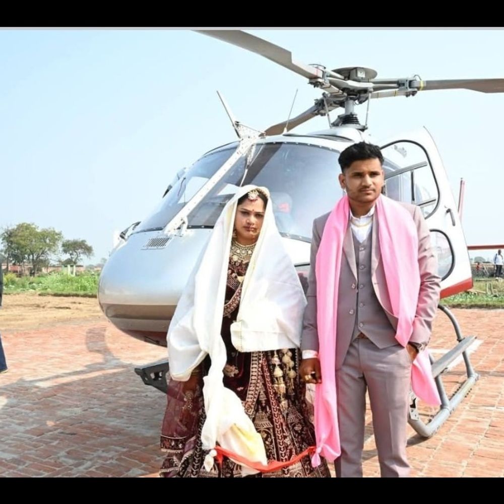 हाथरस में हेलीकॉप्टर से हुई दुल्हन की विदाई:परसारा गांव में उमड़ी भीड़, पुलिस भी रही तैनात