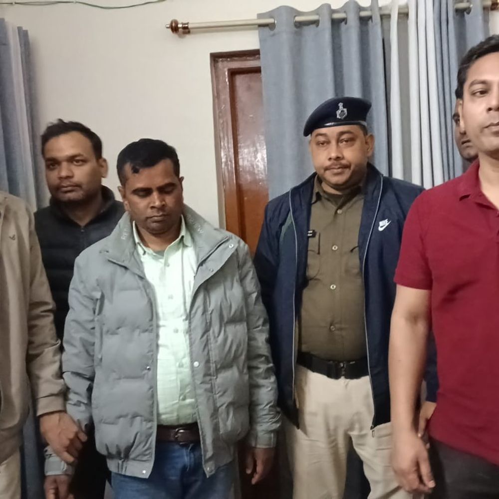 मधुबनी में तकनीकी सहायक 12 हजार रिश्वत लेते अरेस्ट:सप्लायर की शिकायत पर निगरानी विभाग ने की कार्रवाई, रंगे हाथ धर दबोचा