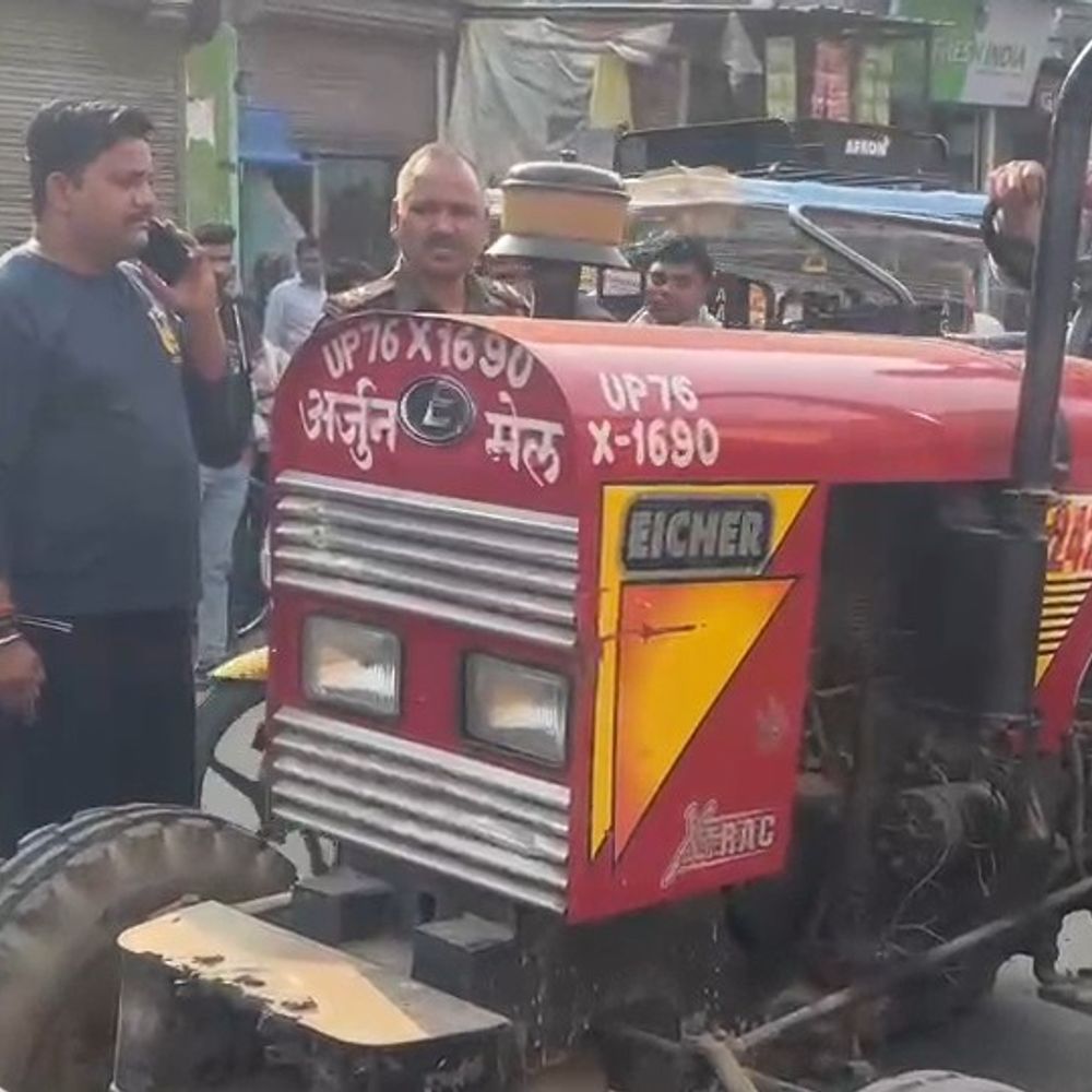 फर्रुखाबाद में दो सड़क हादसे, पांच लोग घायल:ड्यूटी पर दीवान को कार ने मारी टक्कर, एक का पैर ट्रैक्टर से कुचला