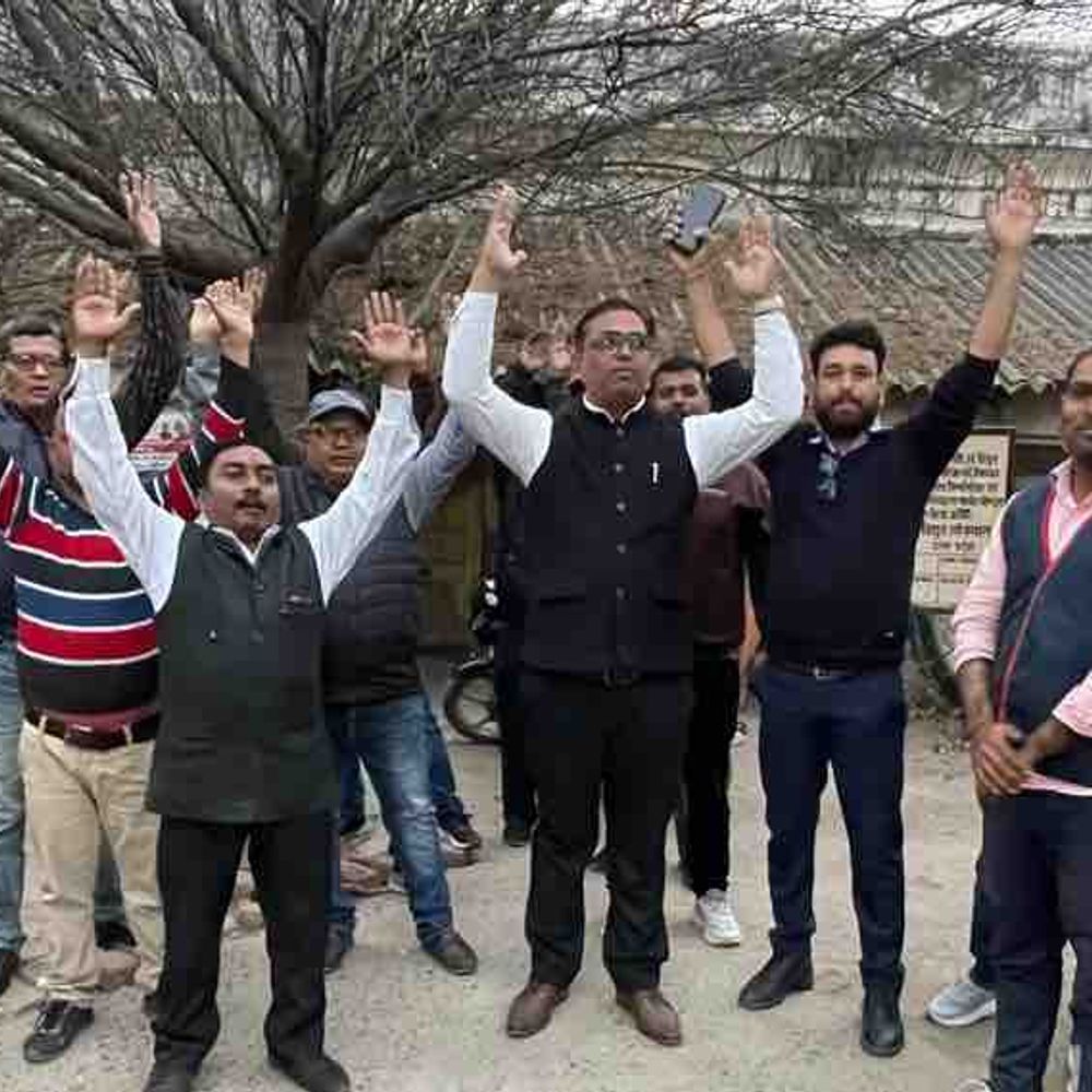 गोरखपुर में बिजली कर्मी गुरुवार को करेंगे हड़ताल:नई बिजली नीति और पुरानी पेंशन बहाली की मांग, सेवाएं भी होंगी प्रभावित