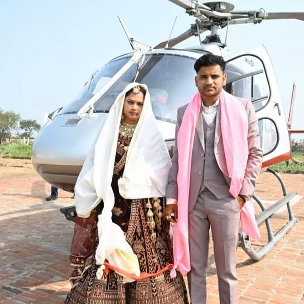 मथुरा में दुल्हन की हेलीकॉप्टर से विदाई:लोगों की भीड़ उमड़ी, मौके पर पुलिस भी मौजूद रही