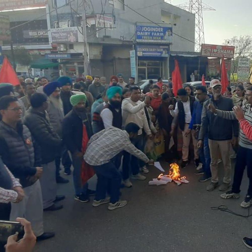बरनाला में TET परीक्षा के खिलाफ शिक्षकों का प्रदर्शन:  सरकारी पत्र की कॉपियां जलाईं, 22 फरवरी को आनंदपुर साहिब में बड़ा प्रदर्शन करेंगे – Barnala News