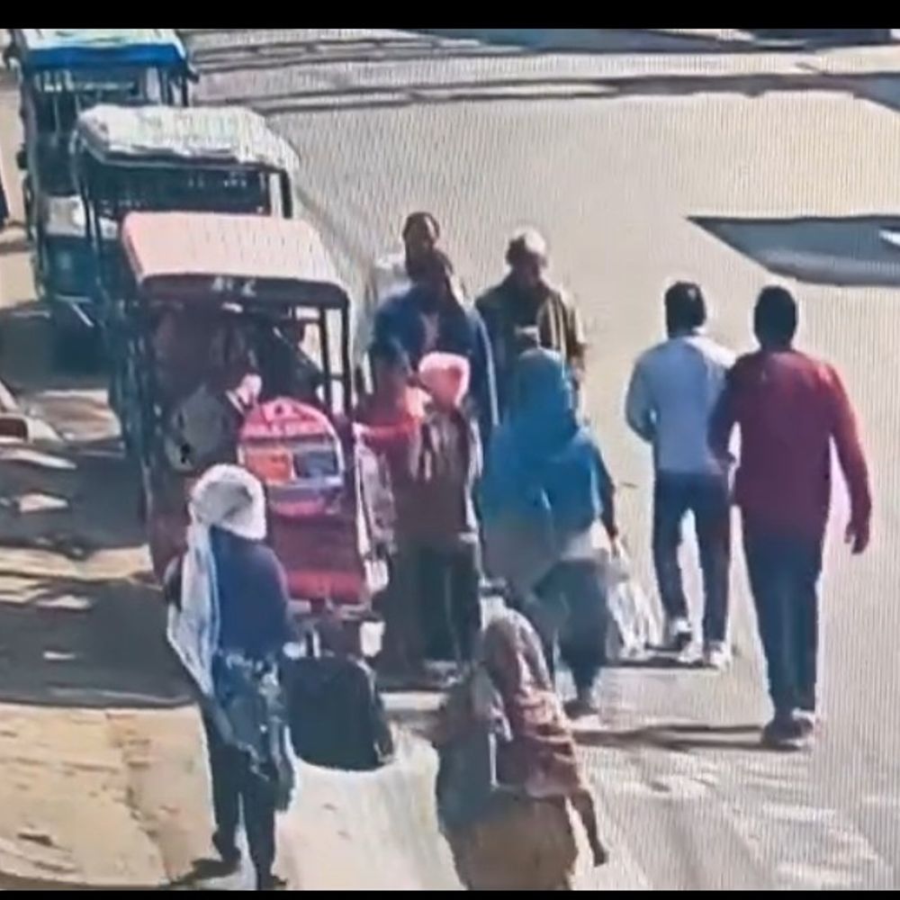 मझोला में बुजुर्ग महिला से सोने की चेन ठगी:ई-रिक्शा में हुई वारदात, संदिग्ध महिला सीसीटीवी में कैद