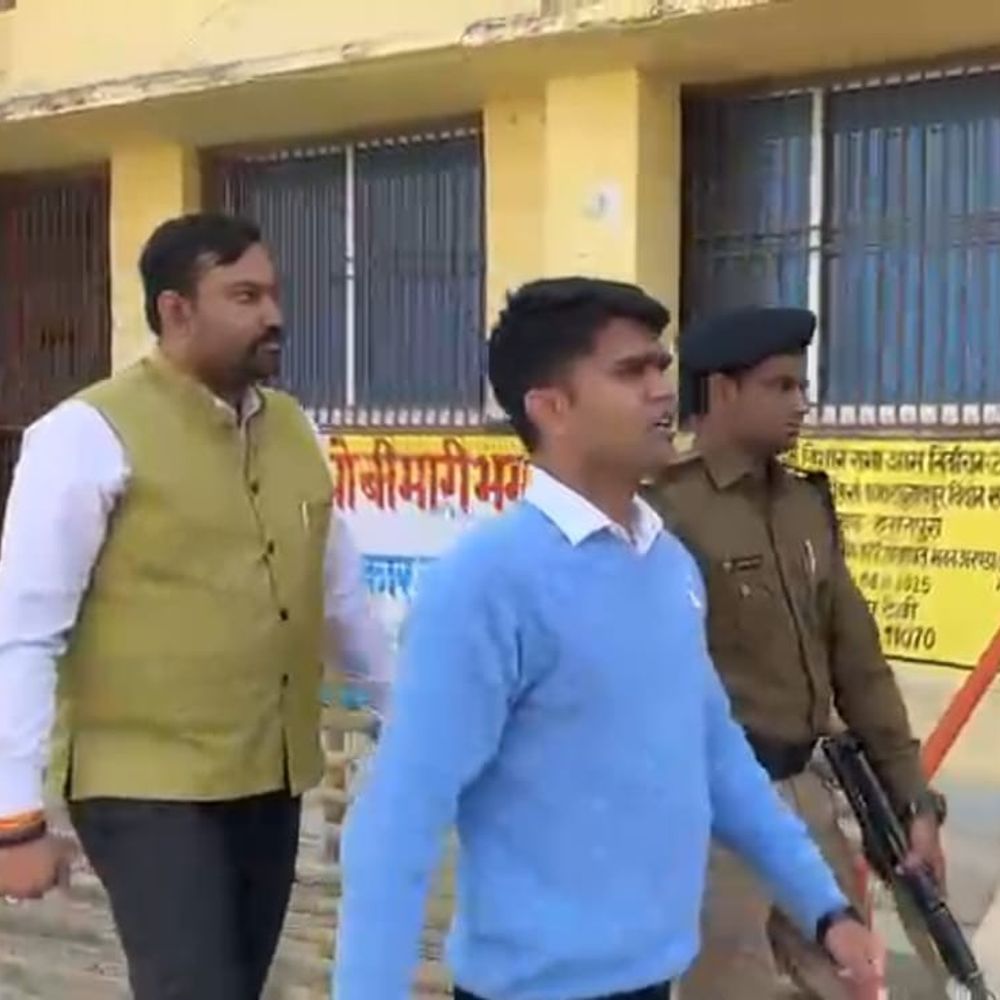 फार्मर रजिस्ट्री को लेकर DM विवेक रंजन मैत्रये सख्त:सीवान में हसनपुरा प्रखंड का किया गहन इंस्पेक्शन, योजनाओं की समीक्षा