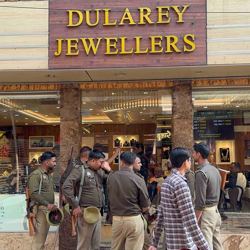 कानपुर में दुलारे ज्वेलर्स में IT रेड:5 गाड़ियों से पहुंची टीम, कर्मचारियों को अंदर रोका, घर में भी जांच चल रही