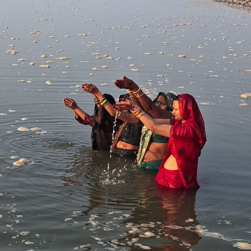 ददरी घाट पर गंगा में सफेद झाग:श्रद्धालुओं को स्नान में दिक्कत, गंगाजल लेने के लिए पहले झाग साफ कर रहे लोग