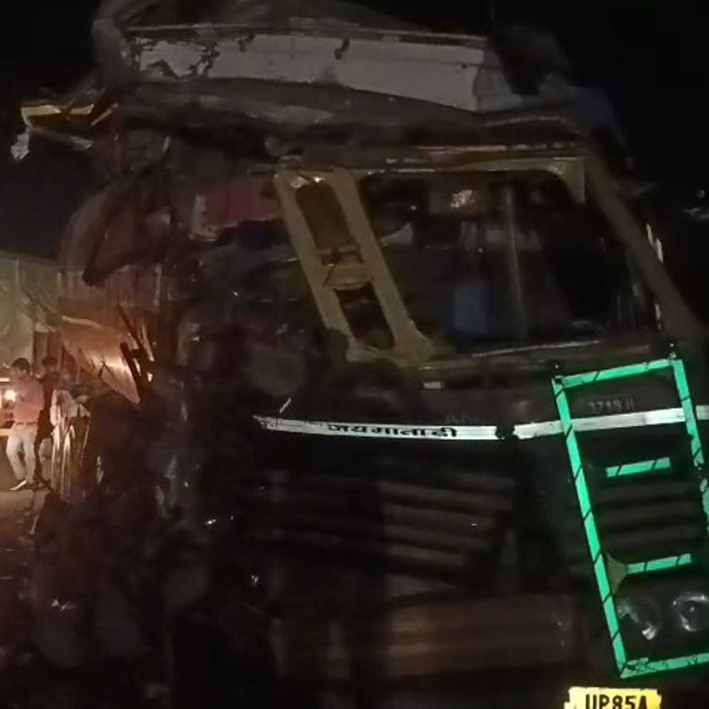 मैनपुरी में डीसीएम और कैंटर की आमने-सामने भिड़ंत:3 लोग घायल, दो की हालत गंभीर; 20 मिनट रेस्क्यू कर निकाला बाहर