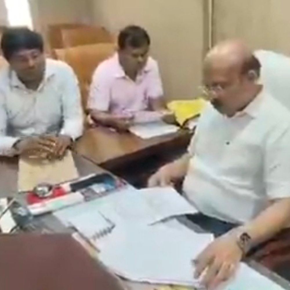 संपत्ति विवरण न देने पर 42 डॉक्टरों का वेतन रुका:रायबरेली में सीएमओ नवीन चंद्र ने जनवरी माह का वेतन रोका