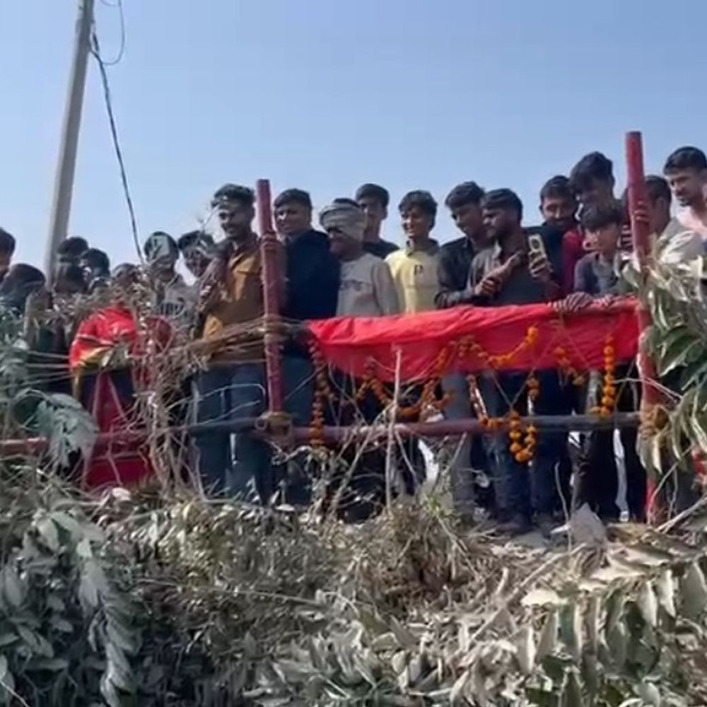 बक्सर में एक ही जगह से बार-बार निकल रहा कोबरा:ग्रामीण कर रहे पूजा, विशेषज्ञ बोले- यह प्राकृतिक घटना