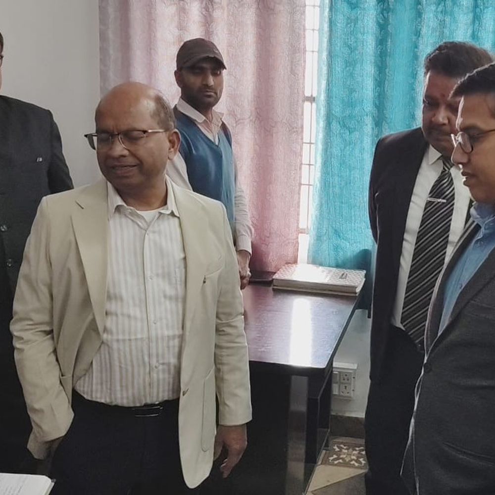 कमिश्नर ने कलेक्ट्रेट का किया निरीक्षण:तिलोई तहसील-बाजार शूकुल ब्लॉक का भी लेंगे जायजा