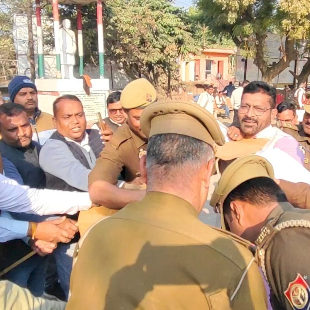 सुल्तानपुर में टीईटी अनिवार्यता पर शिक्षकों का प्रदर्शन:पुतला दहन के दौरान पुलिस से तीखी नोकझोंक, धक्का-मुक्की भी हुई