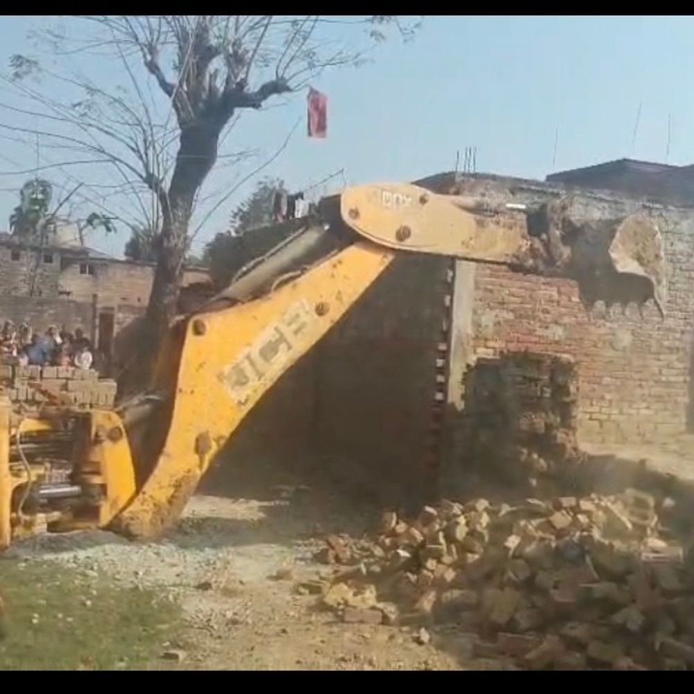 हाईकोर्ट के आदेश पर अवैध अतिक्रमण पर चला बुलडोजर:महराजगंज में भारी पुलिस बल की मौजूदगी में खाली कराया