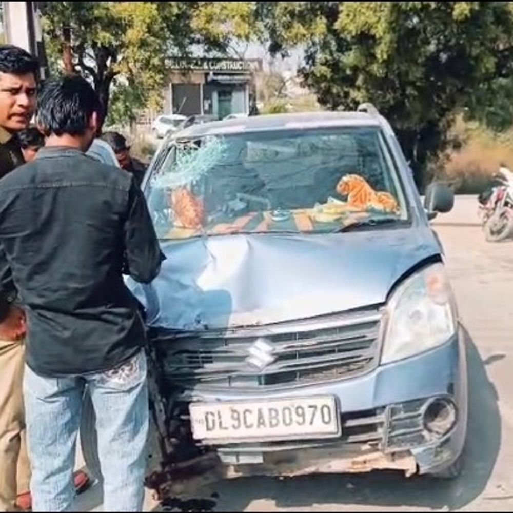 हापुड़ में कार-बाइक टक्कर में युवक गंभीर घायल:मोदीनगर रोड फ्लाईओवर के पास हादसा, चालक मौके से फरार