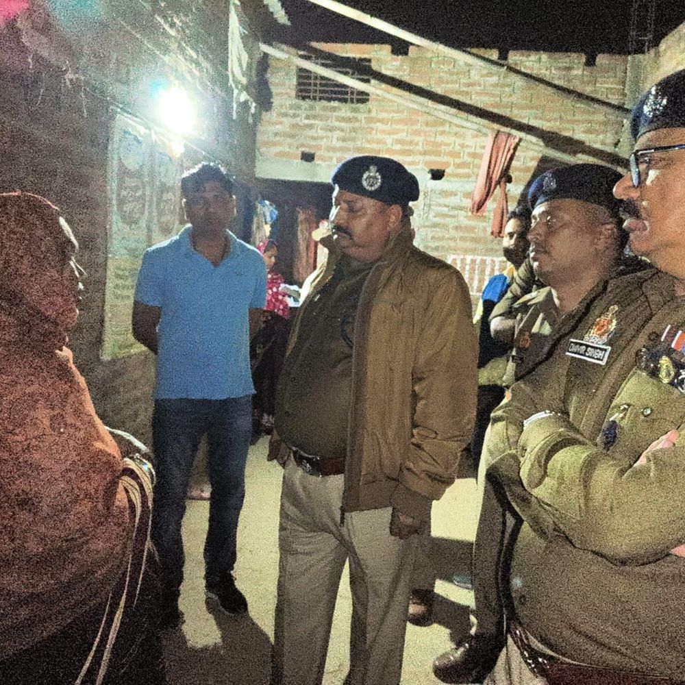 डीआईजी आजमगढ़ परिक्षेत्र बलिया पहुंचे:बैरिया में लूटपाट-मारपीट स्थल का निरीक्षण किया, शीघ्र गिरफ्तारी के निर्देश