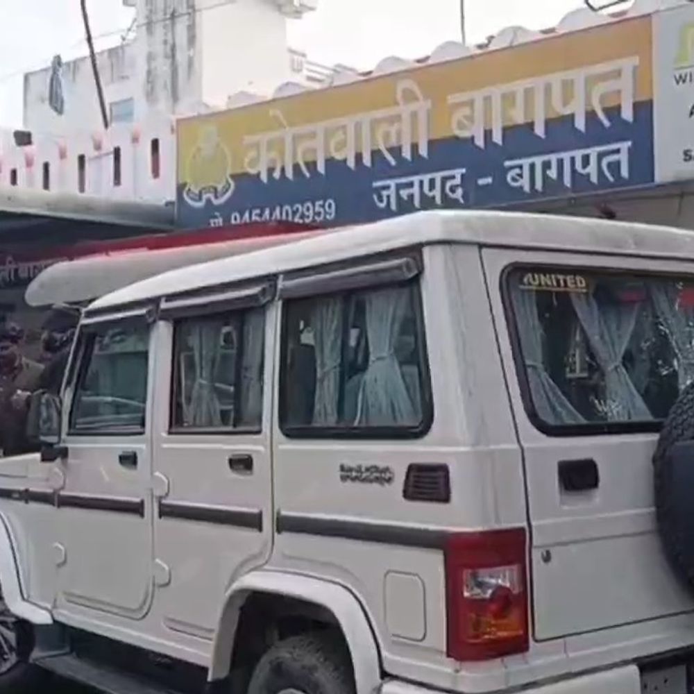 बागपत में स्कूल के बाहर दो छात्रों से मारपीट:परिजनों ने आरोपियों के खिलाफ कार्रवाई की मांग की