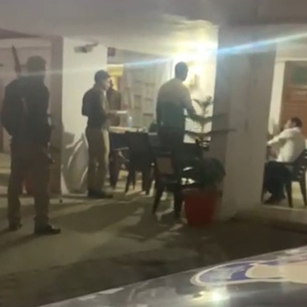 आगरा-लखनऊ एक्सप्रेस-वे पर बस में छेड़छाड़, विरोध पर हमला:नशे में युवक ने बुलाए 25-30 साथी, सवारियों से की मारपीट, एक हिरासत में