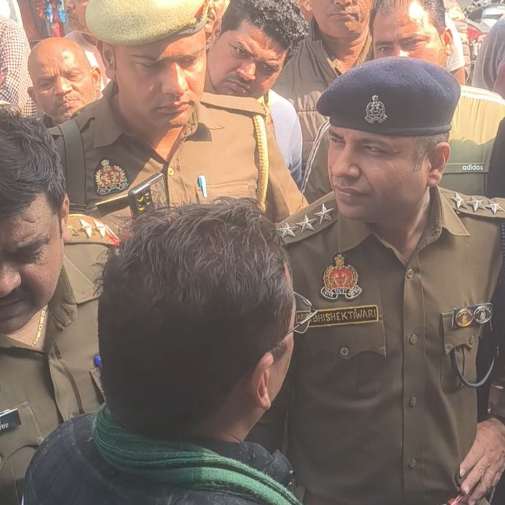 भाजपा नेता के बेटे ने की फायरिंग:दुकानदार ने काउंटर के पीछे छिपकर बचाई जान, पुरानी रंजिश का मामला