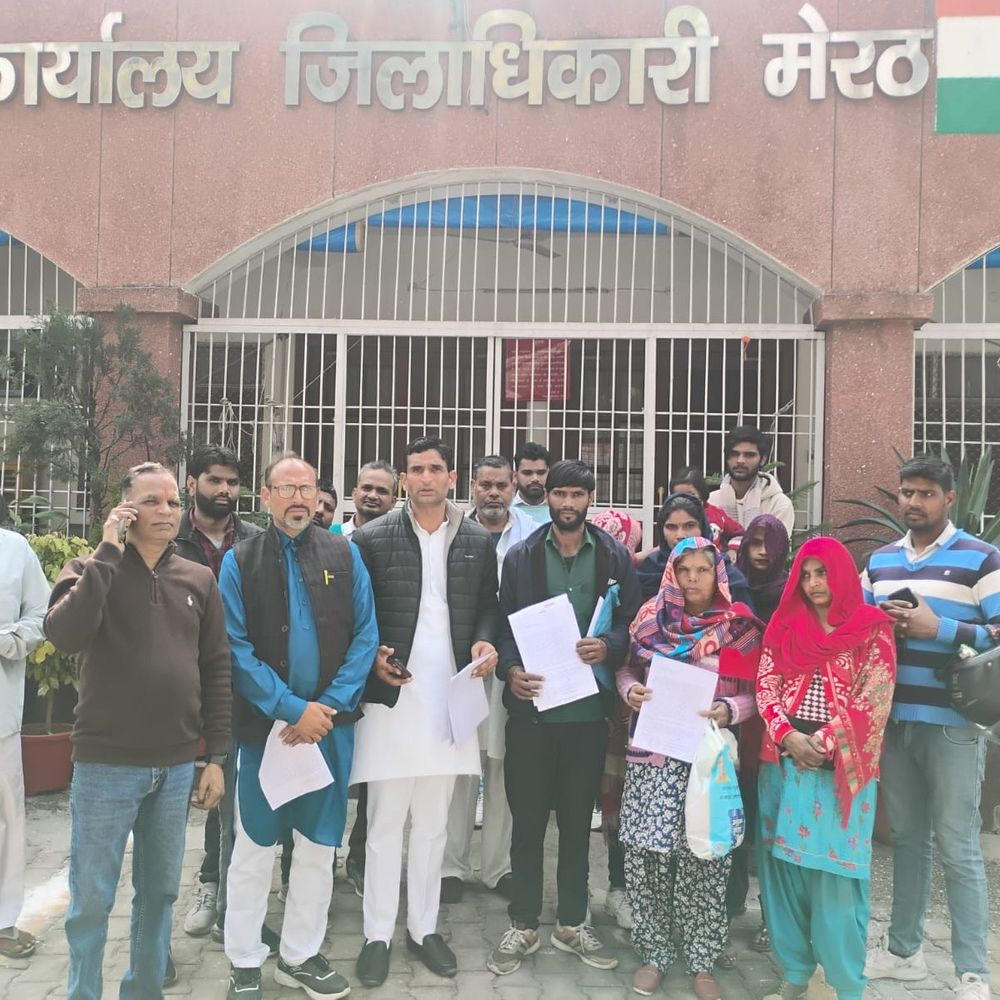 हिंदुजा फाइनेंस ग्रुप के खिलाफ सपा का प्रदर्शन:जिलाध्यक्ष ने न्याय न मिलने पर कार्यालय में ताला लगाने की चेतावनी दी